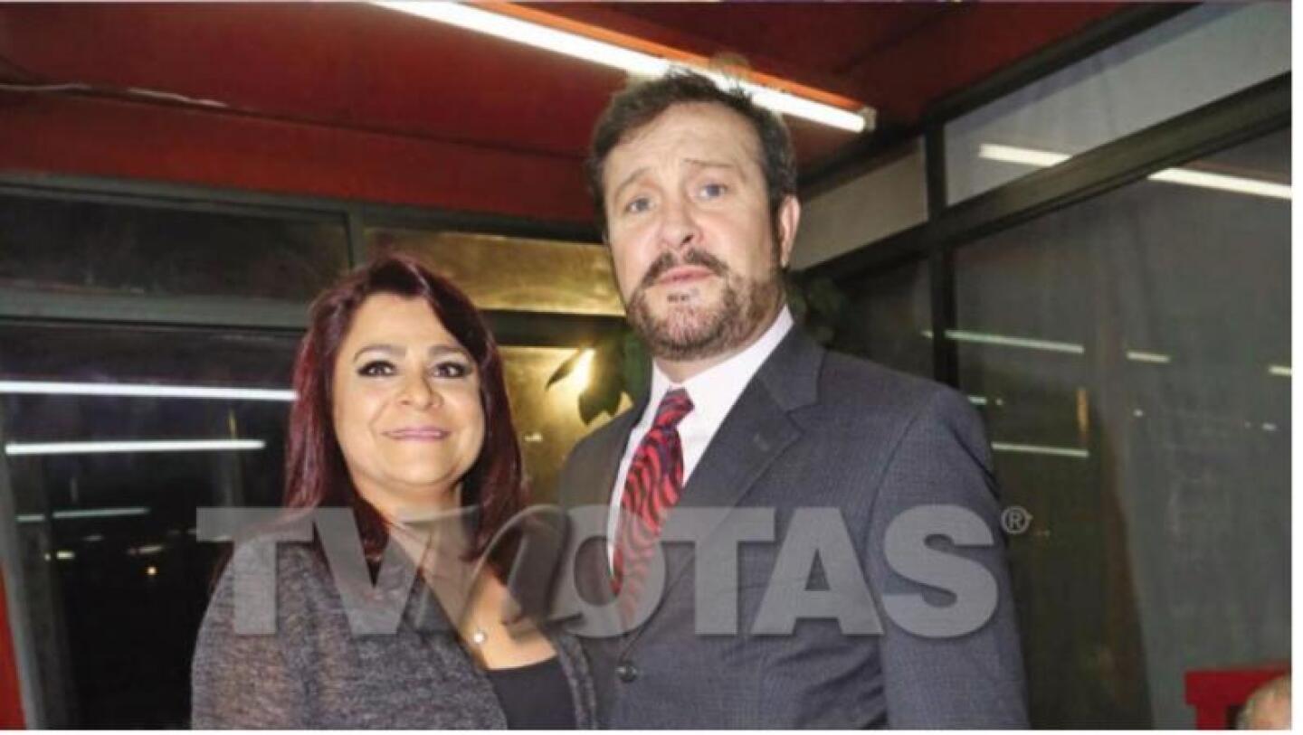 Arturo Peniche y su esposa.