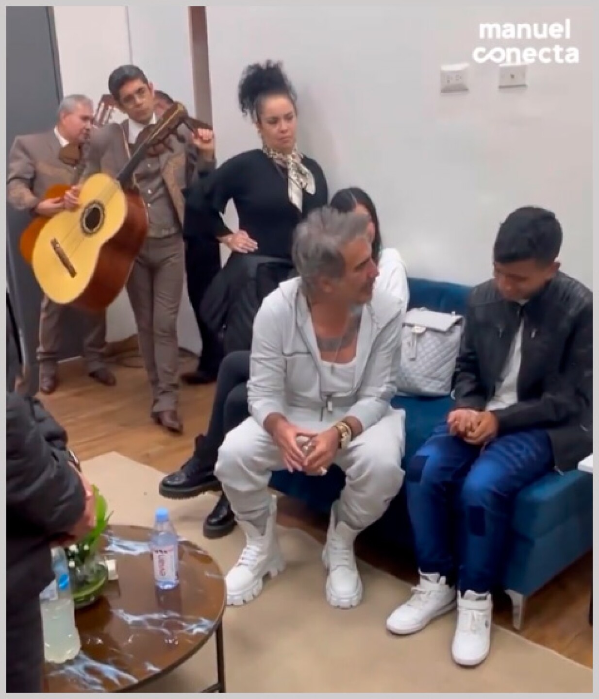 Alejandro Fernández se conmovió hasta las lágrimas con el joven de Venezuela