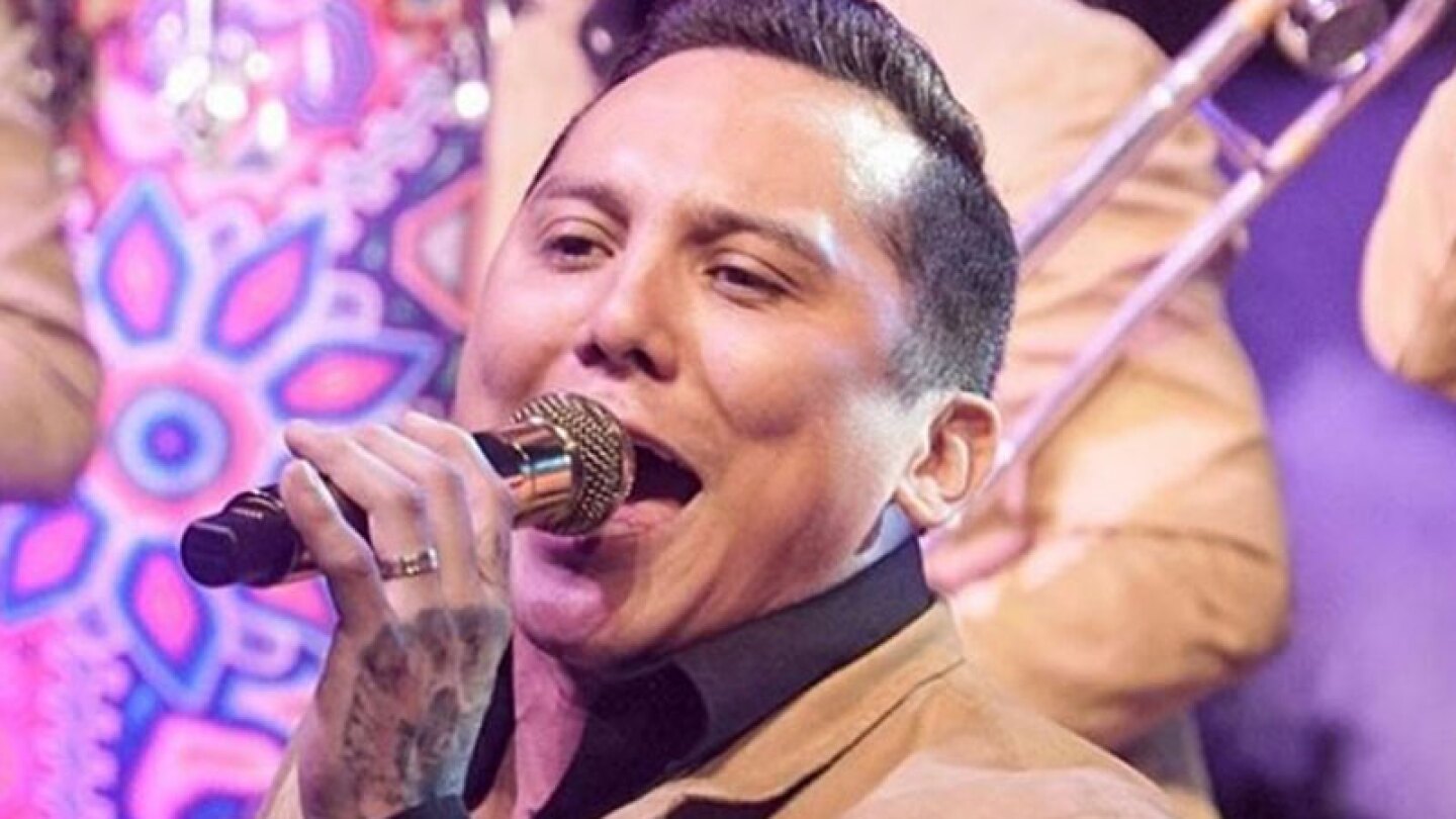 Edwin Luna causa polémica en su despedida de soltero por ponerse cariñoso con otro hombre