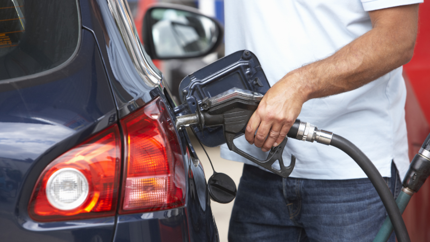 Hombre le pone gasolina a su coche.png