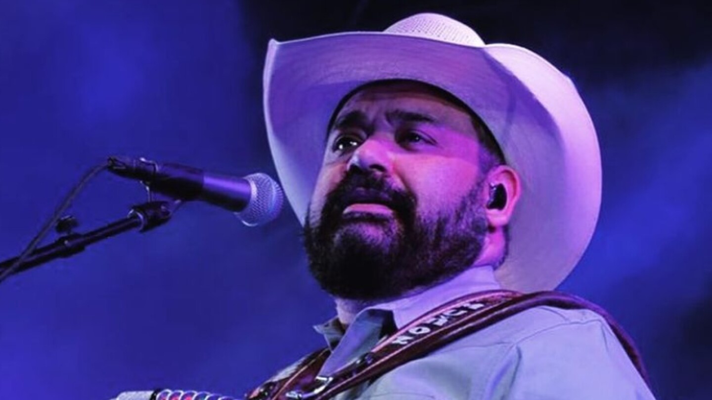 Vocalista de Intocable se disculpa por haber abandonado su show en Monterrey