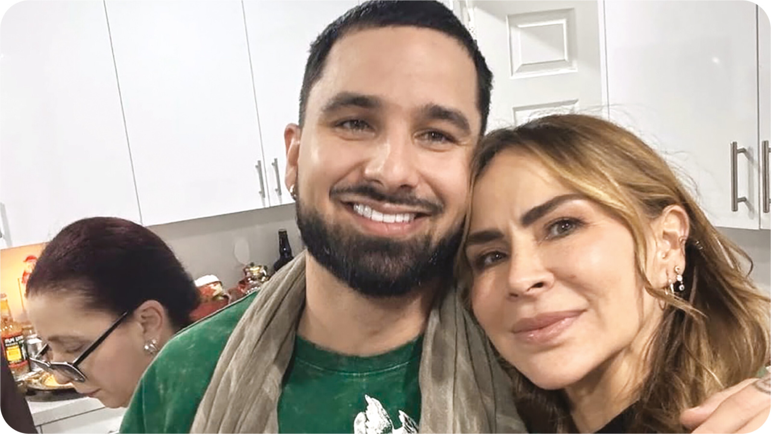 Aylín Mujica y su hijo