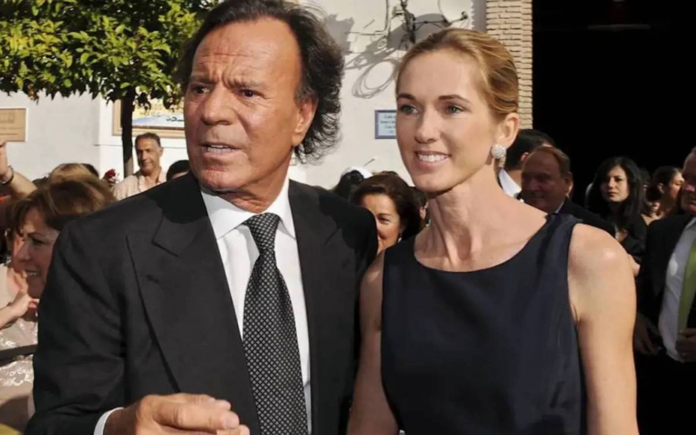Julio Iglesias y su esposa