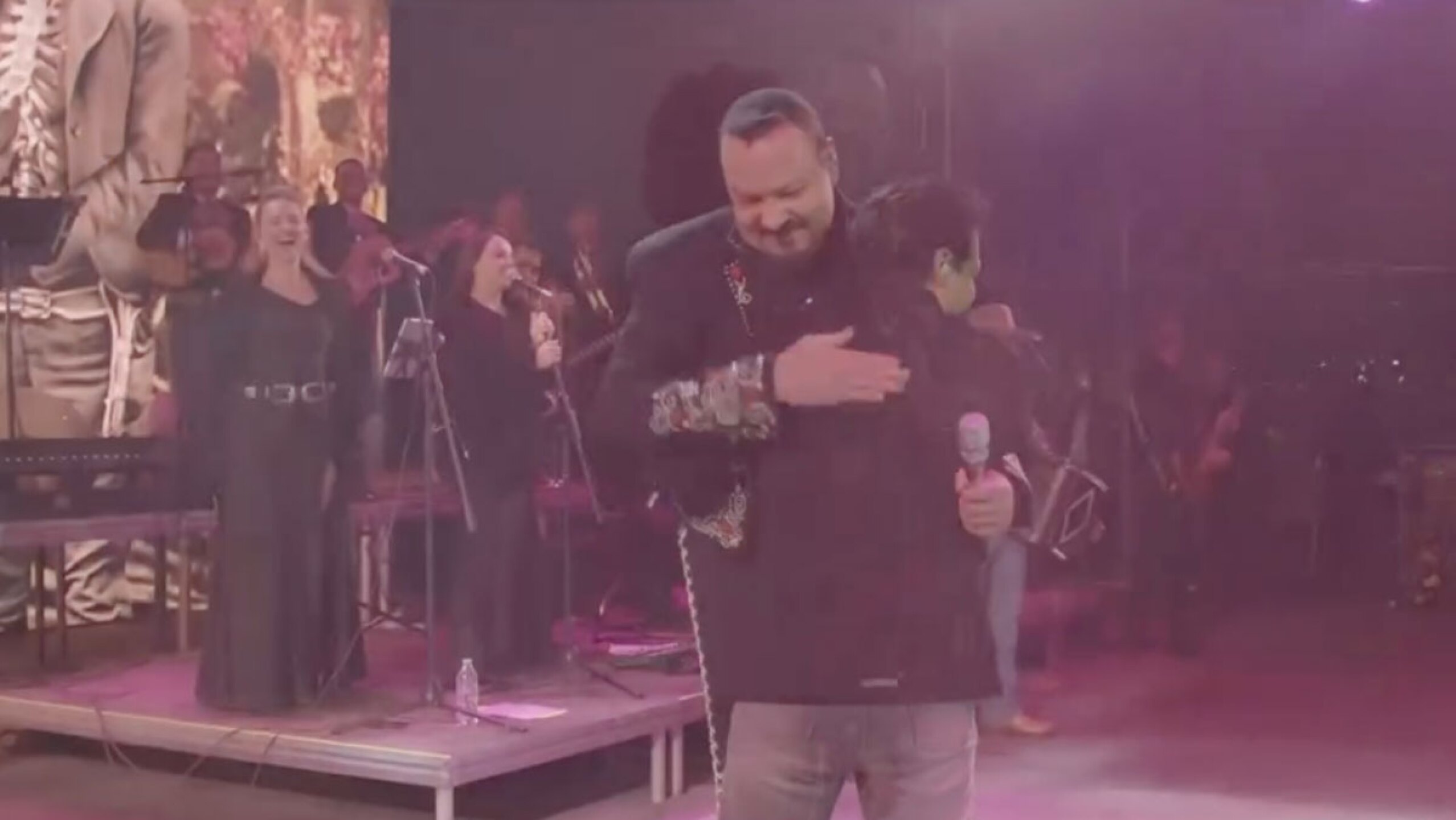 Nodal y Aguilar abrazo juntos