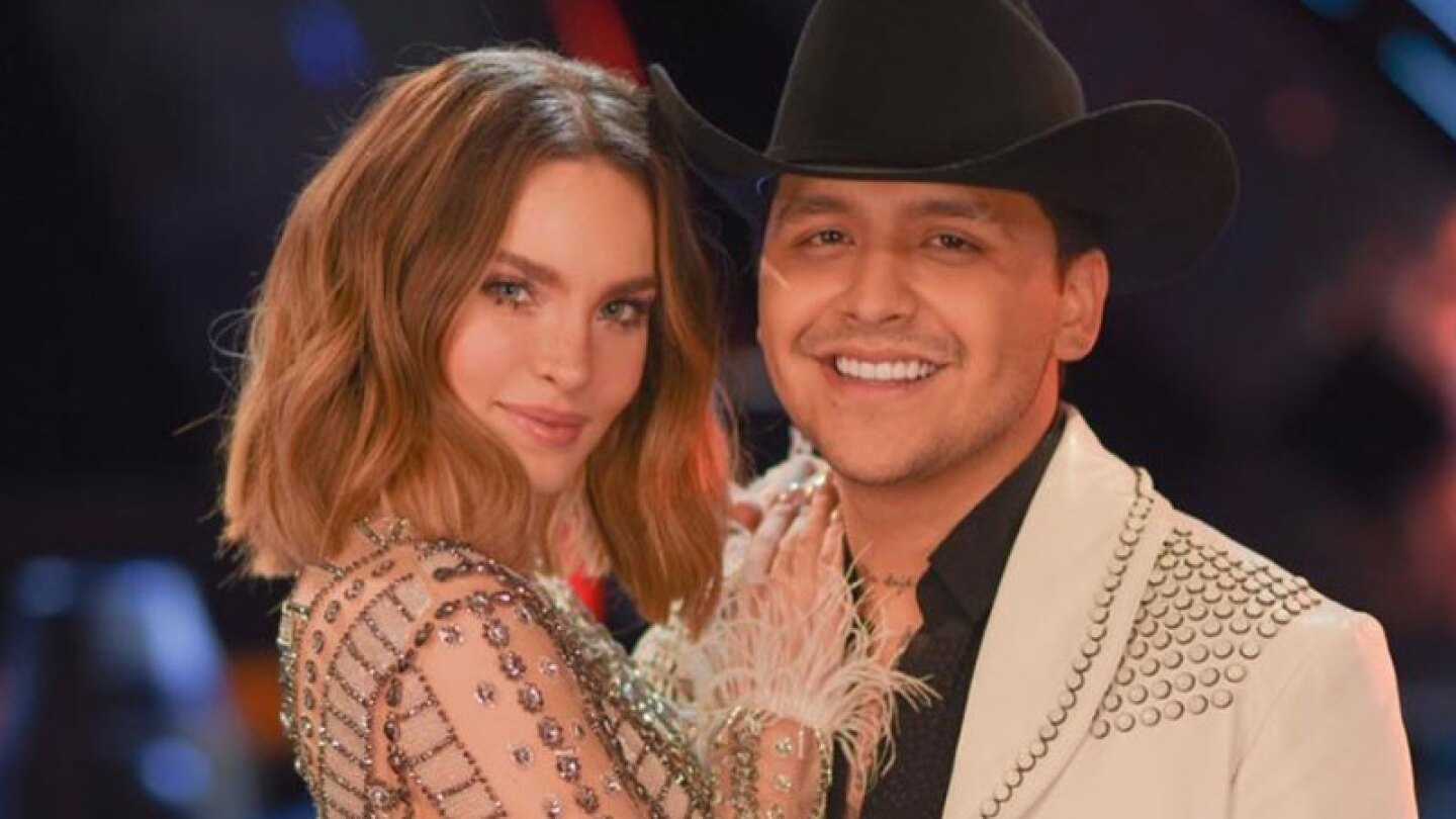 Belinda y Christian Nodal llenan de romance el escenario de La Voz Azteca