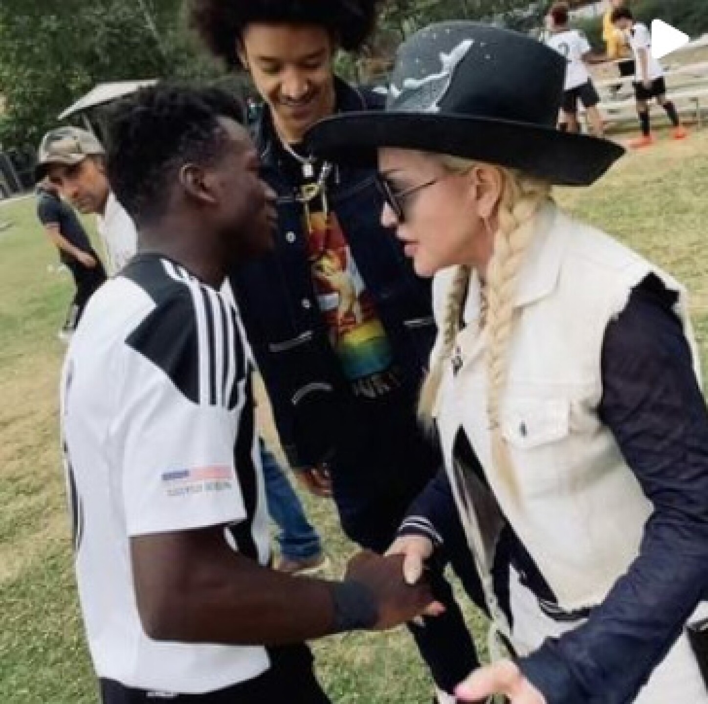 Madonna presumió a su novio en un partido de su hijo