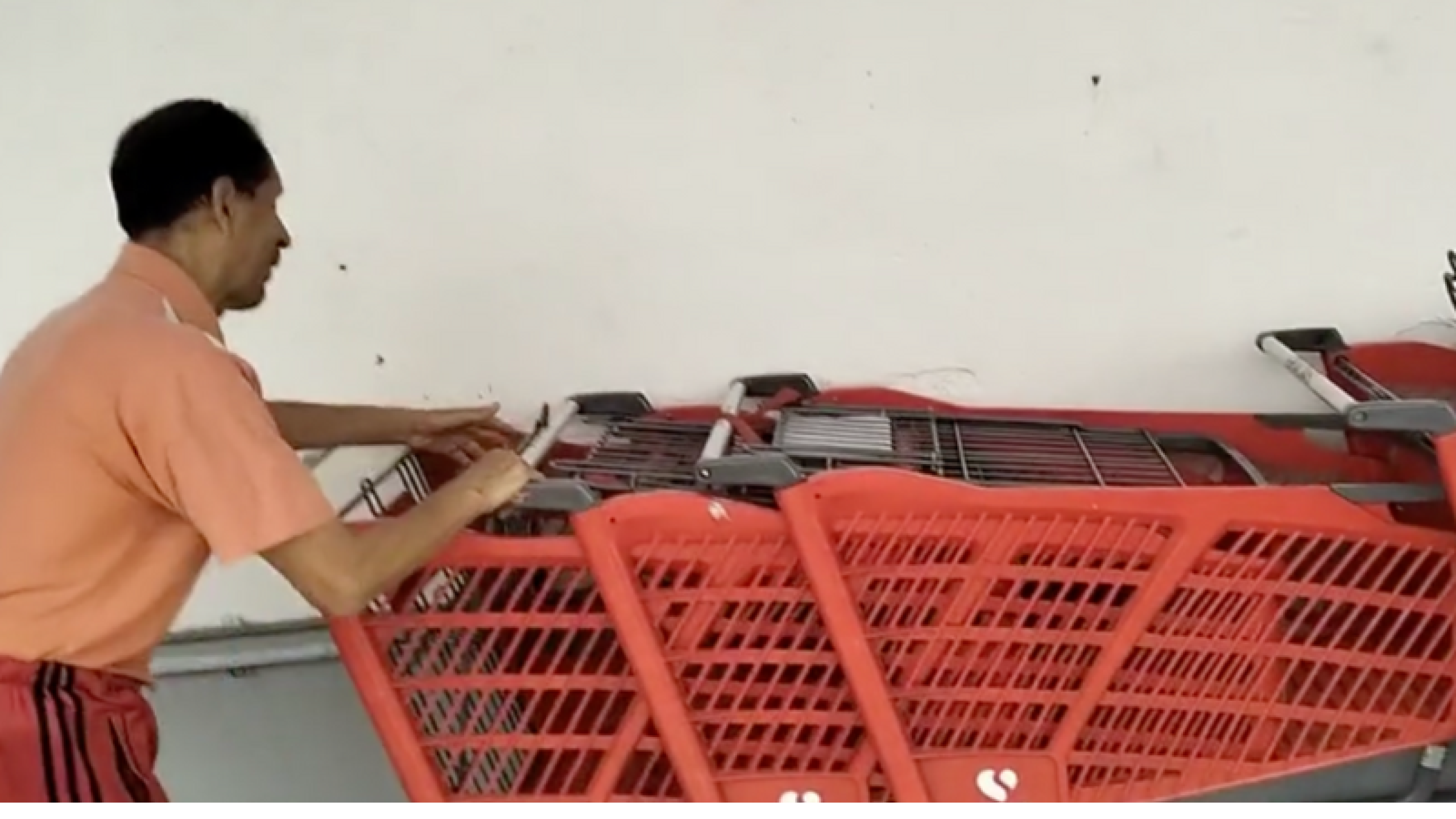 Miguel Luis en supermercado/3.png