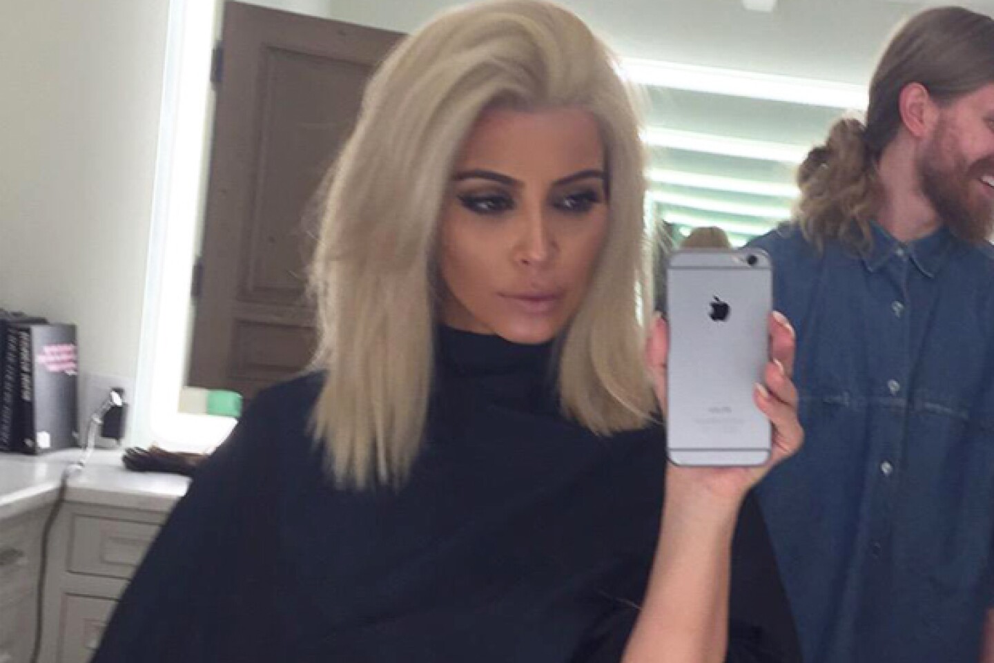 Kim Kardashian cambió drásticamente su color de cabello.