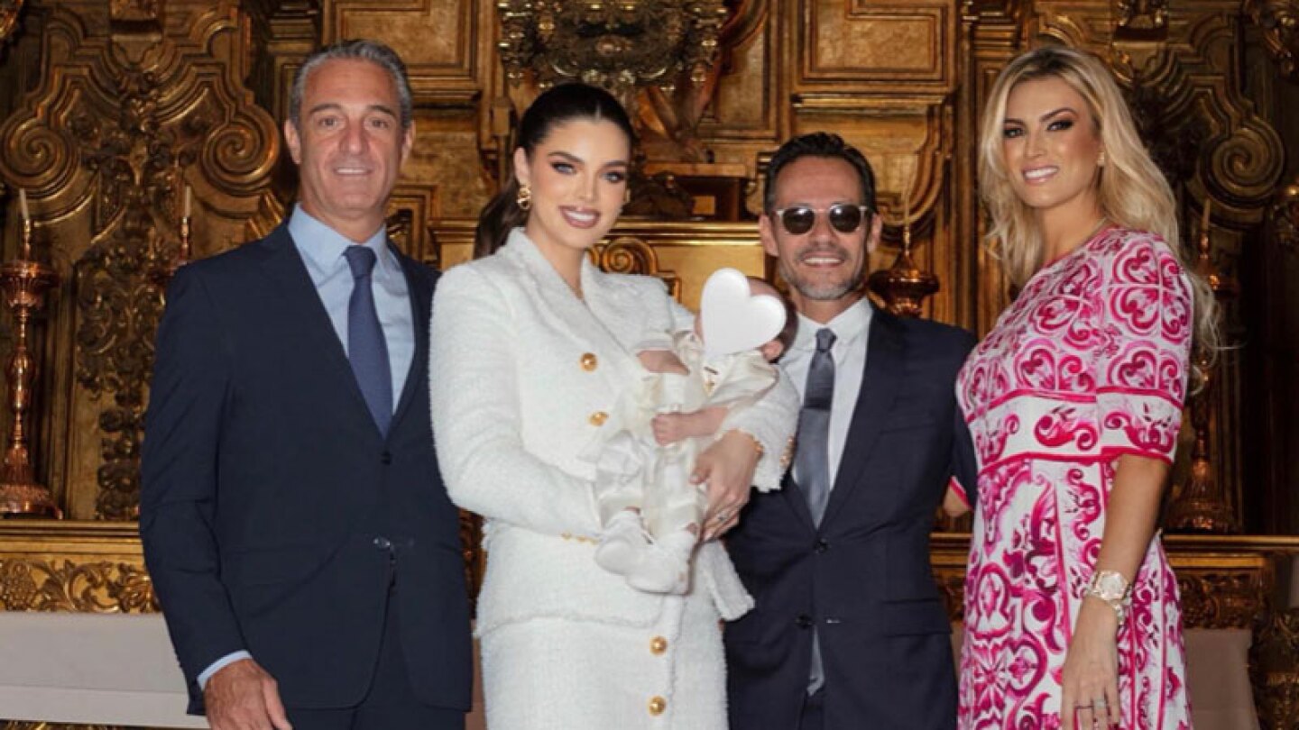 Nadia Ferreira y Marc Anthony bautizo hijo en Catedral con sus padrinos