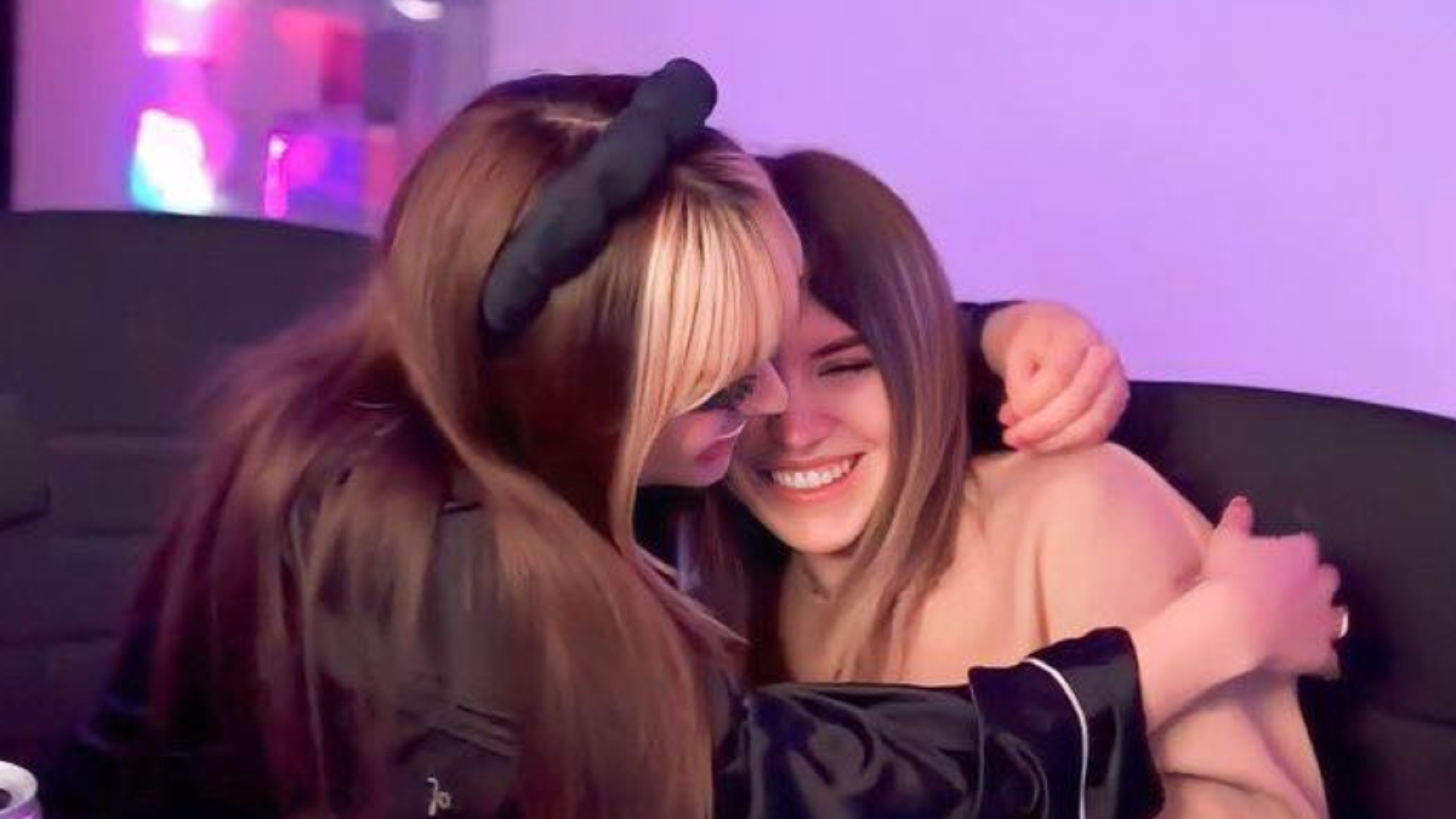 Ari Gameplays abrazando a Rivers