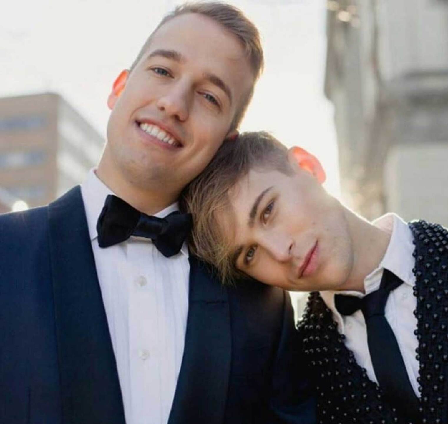 Tommy Dorfman de 13 Reasons Why se compromete con una mujer
