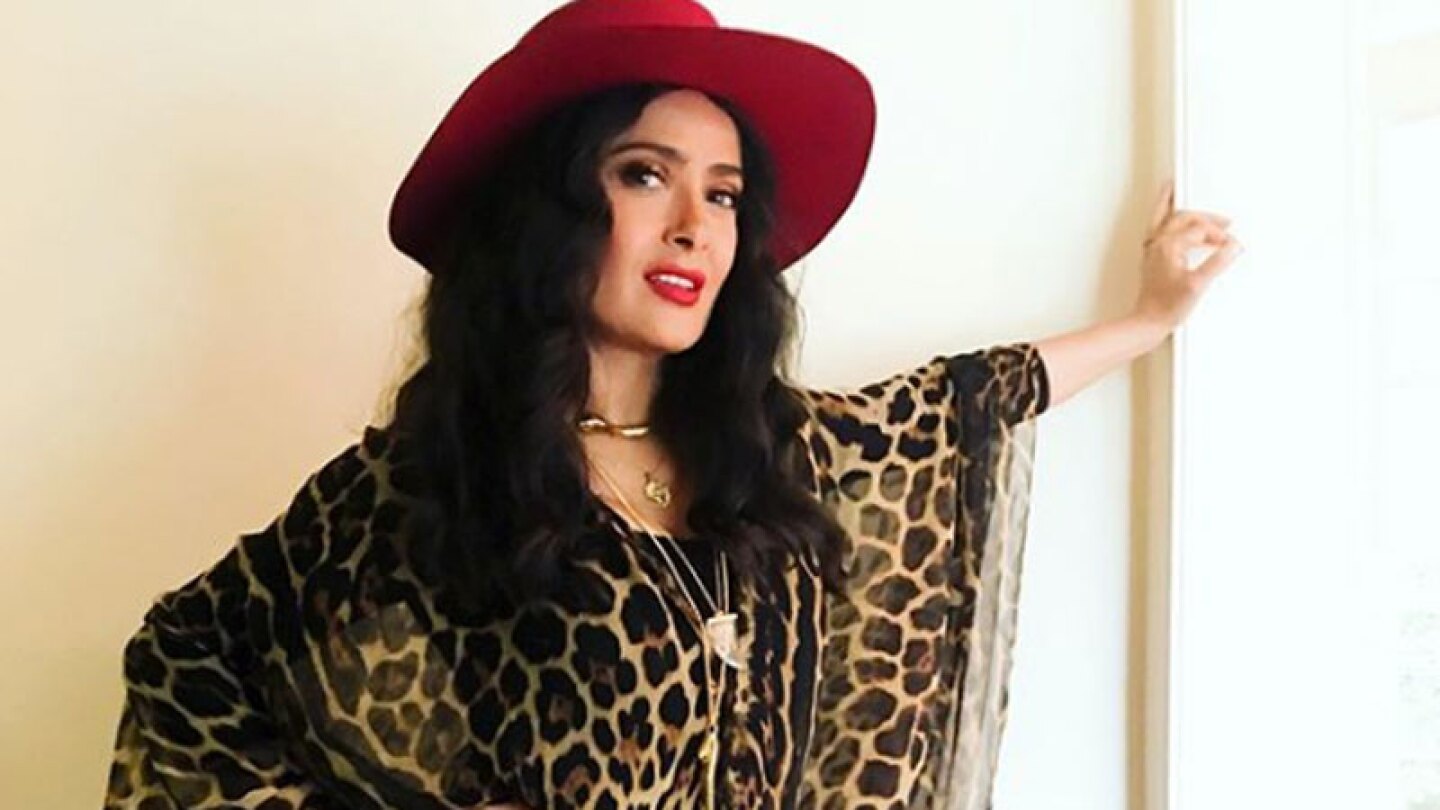 Salma Hayek muestra cómo se come ‘el camarón’