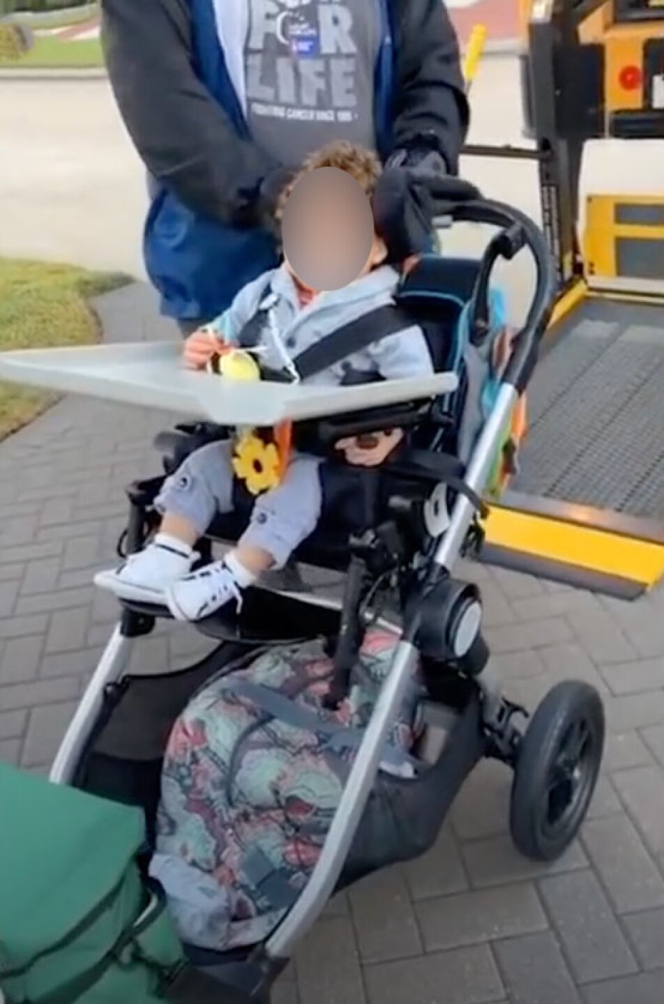 Hijo de Verónica Alejandra en carriola llegando a la escuela