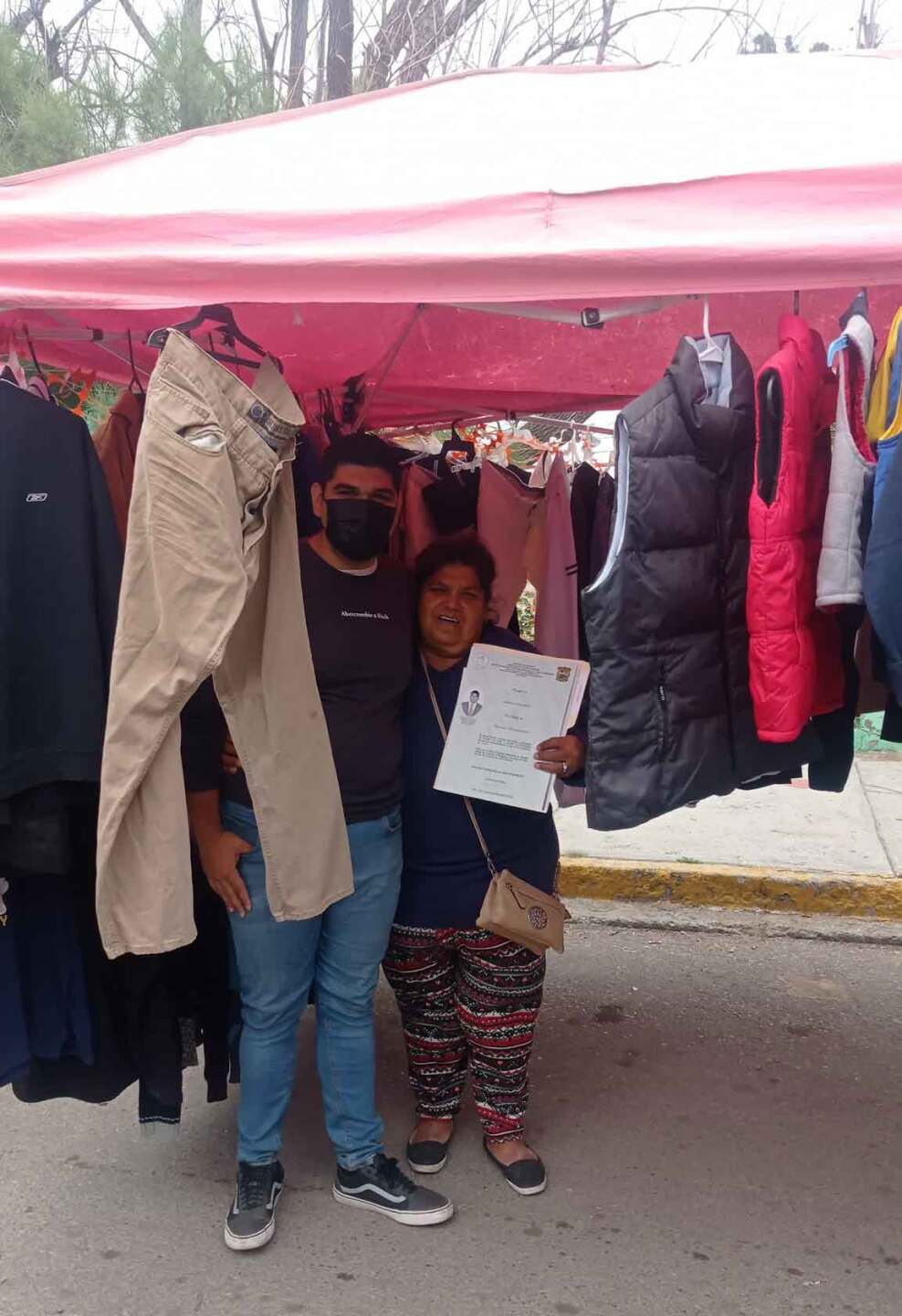Enrique y su mamá en el mercado