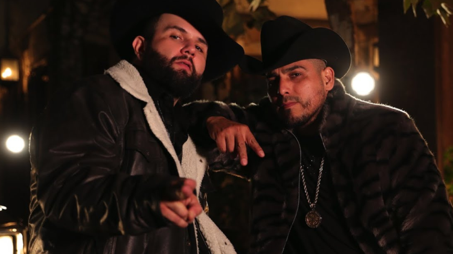 Carin León llama “nacos” a quienes lo relacionaron amorosamente con Espinoza Paz