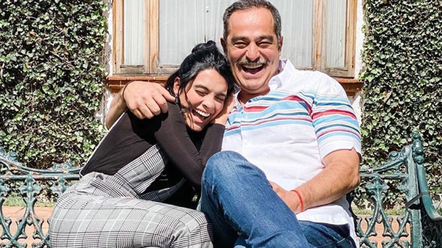 Omar Fierro ve como su hija Scarlet Gruber