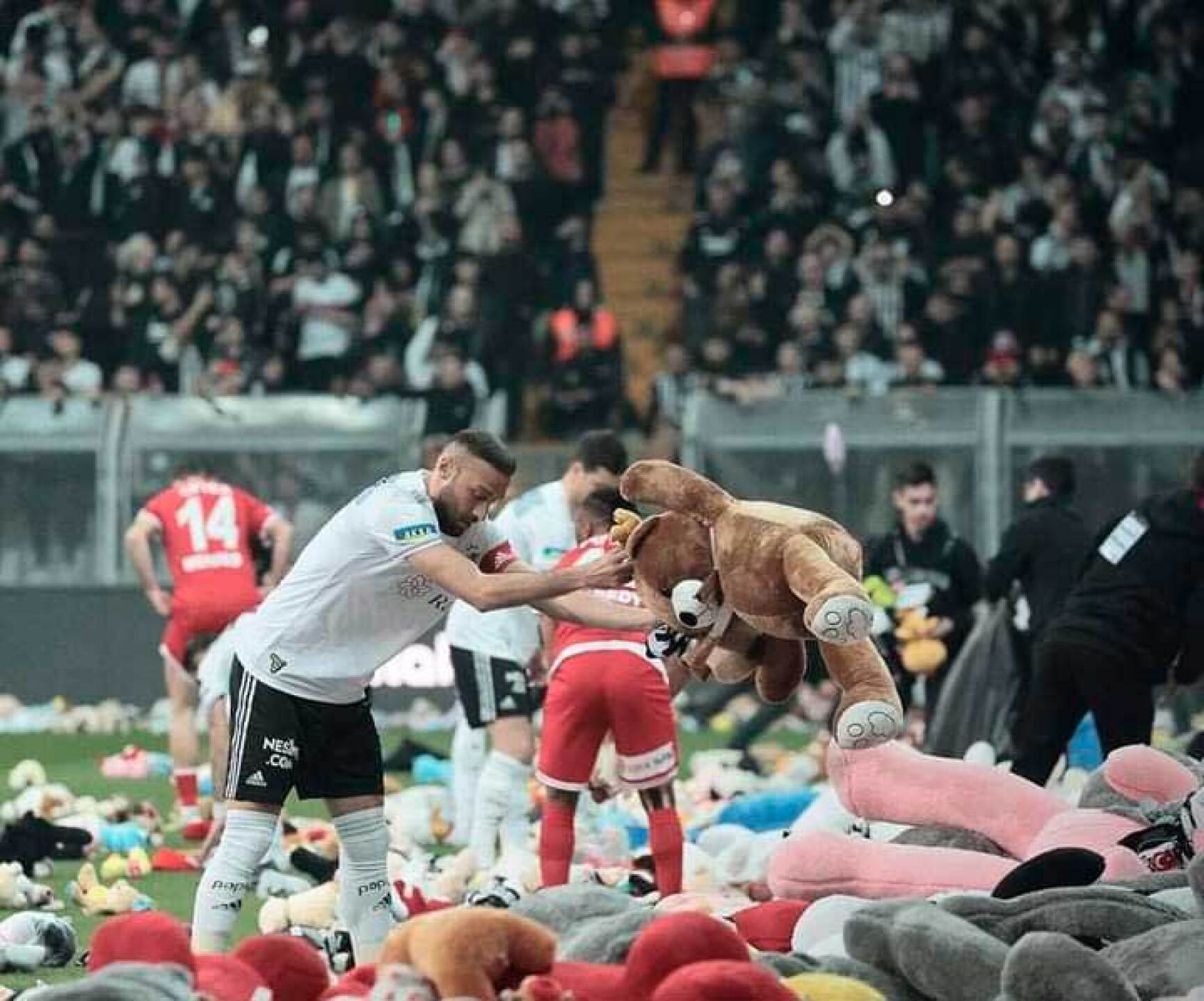 Así fue el enternecedor momento en el estadio de futbol