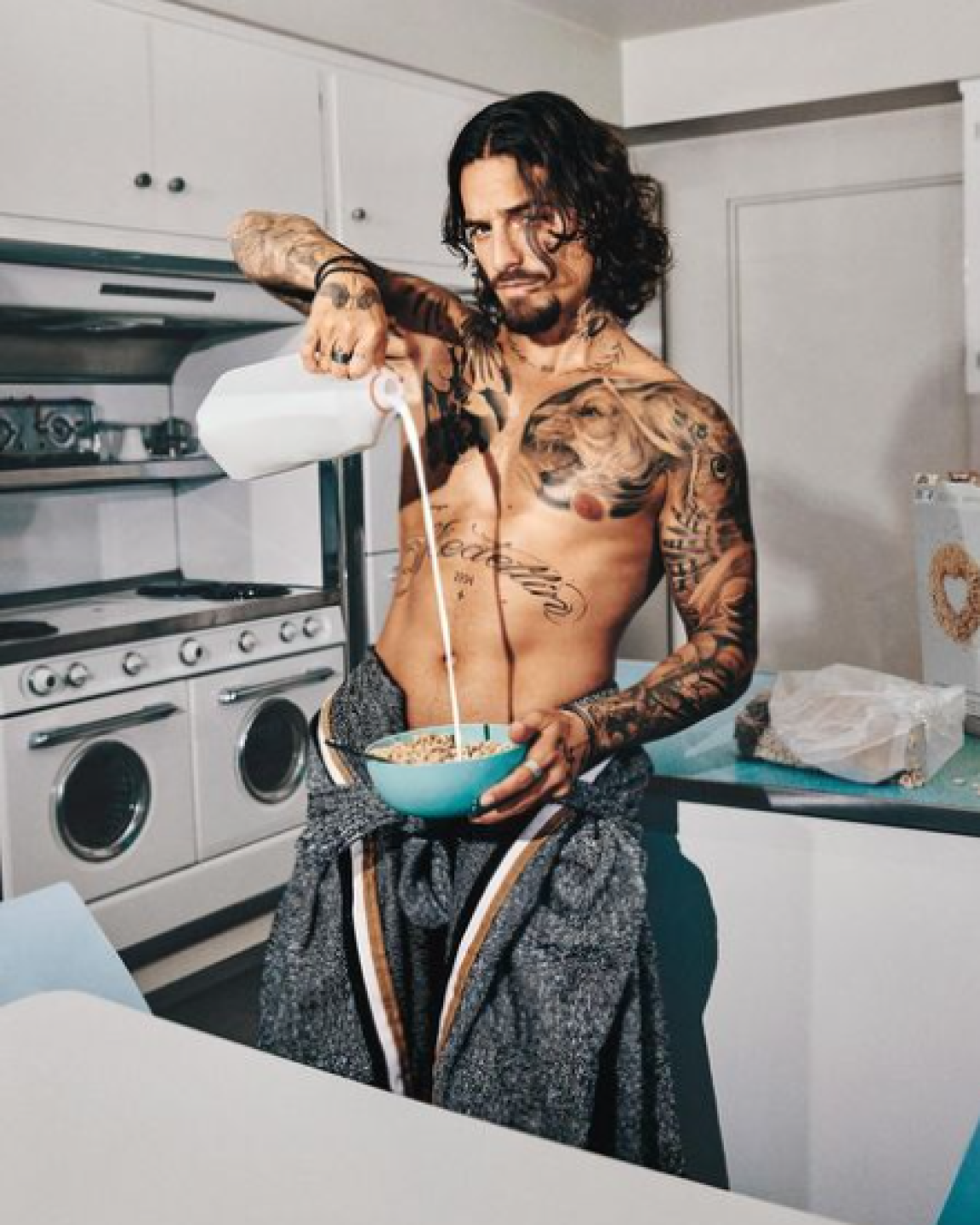 Maluma en la cocina con un plato de cereal