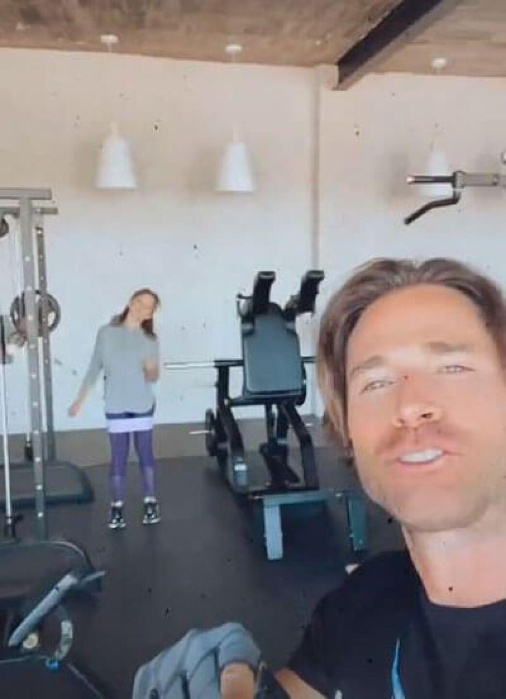 La pareja está feliz.