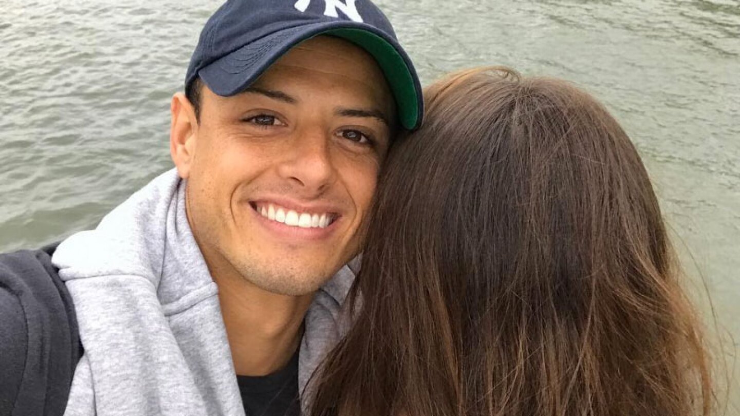 Chicharito Hernández presume su romance con actriz española