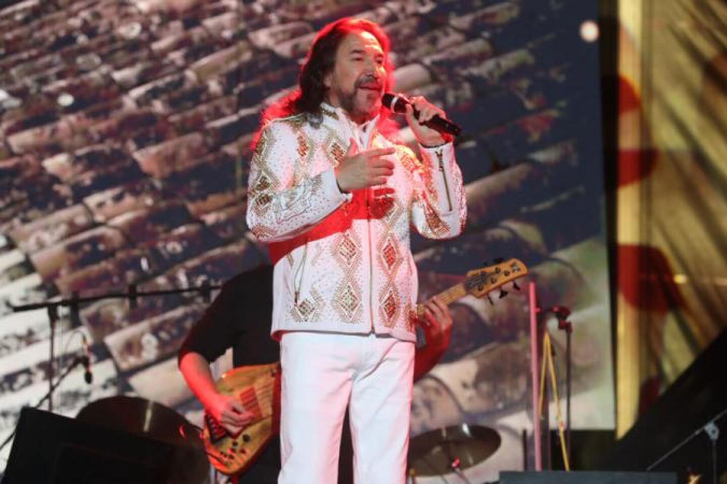Durante su presentación el cantante pidió a sus fans que le brindaran apoyo a sus hijas Alison y Marla: “están empezando su carrera y vamos a cantar una versión diferente de la canción 'Dónde estará mi primavera'".