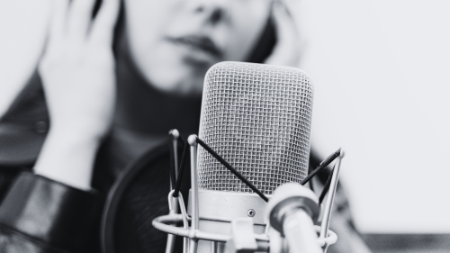 cantante en blanco y negro