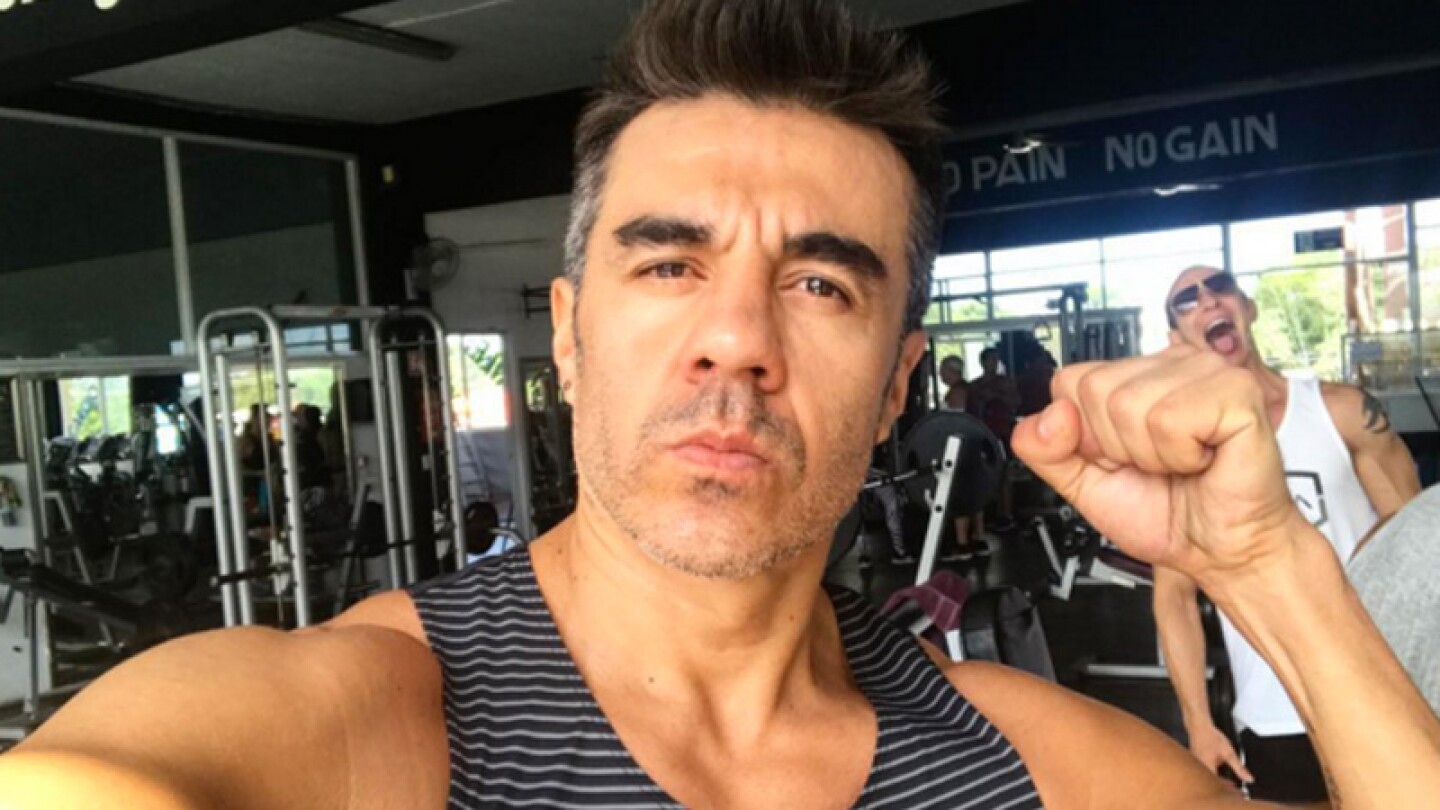 Adrián Uribe es asaltado y minutos después ¡lo amenazan de muerte!