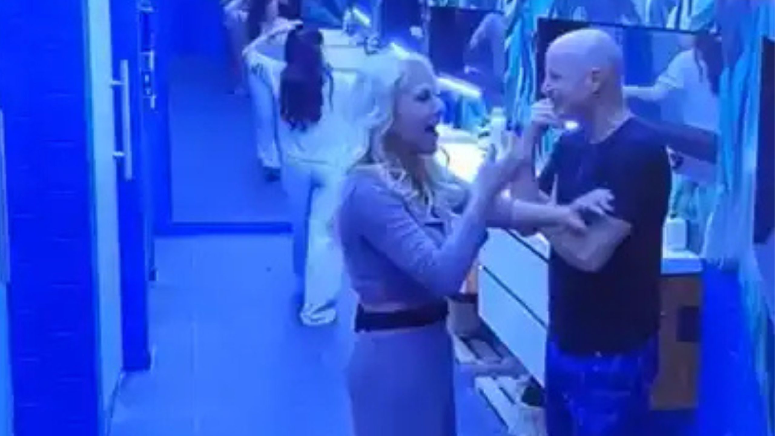 Facundo le abrió la puerta del baño a Olivia Collins en 'La casa de los famosos México' 2025