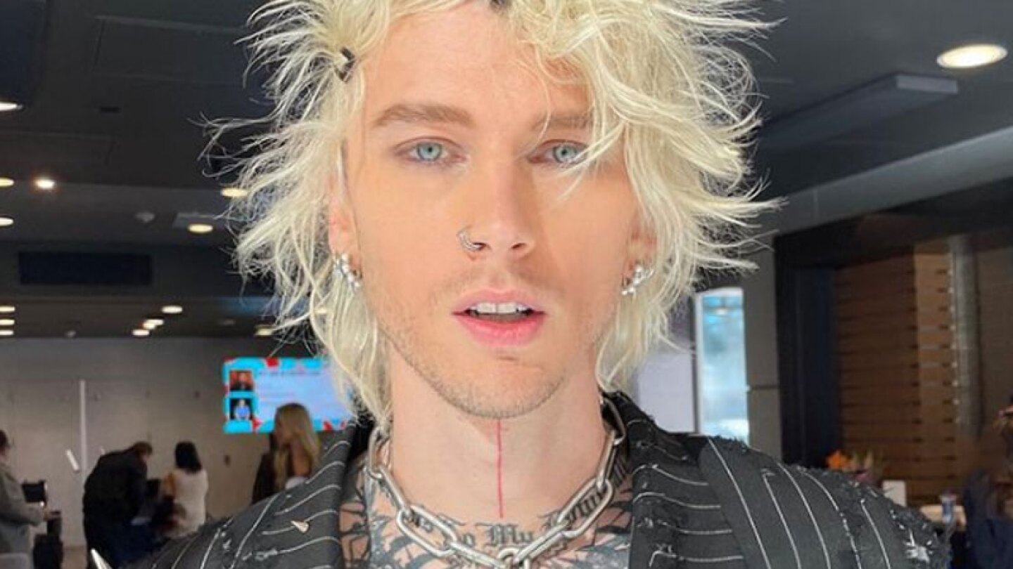 Machine Gun Kelly se electrocuta en el escenario