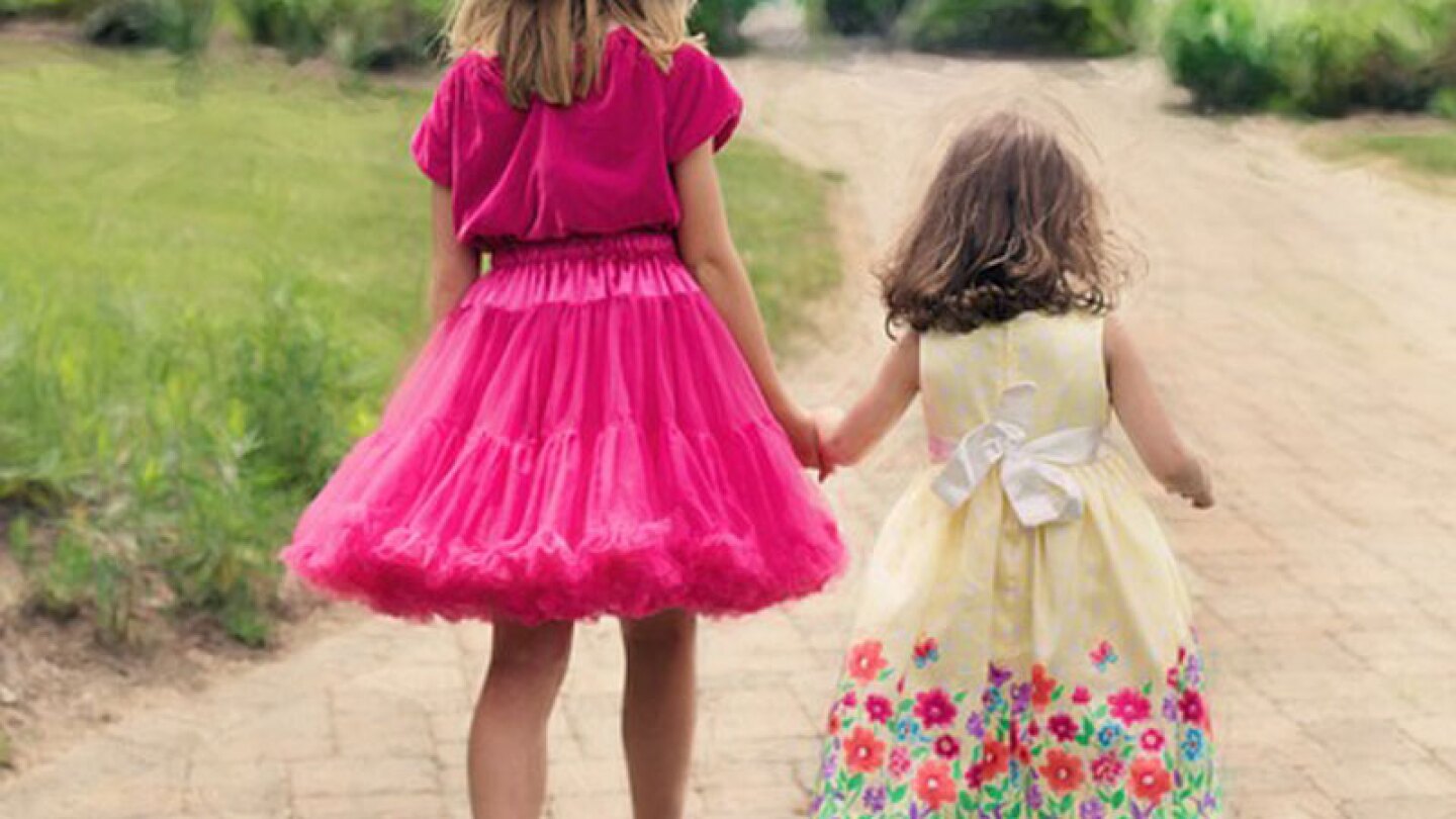 Niñas mueren después de que su mamá las encerró para irse de fiesta