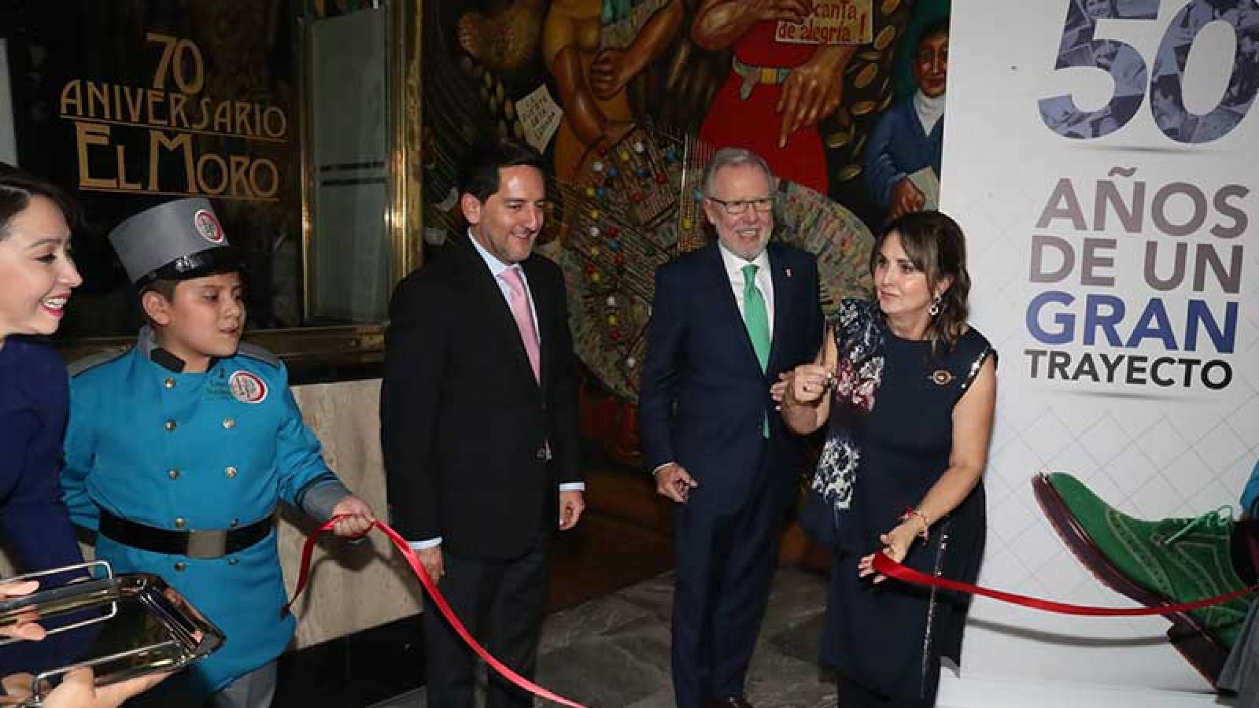 La señora Adriana Pérez Romo acompañó a su esposo Joaquín López Dóriga, en el corte de listón inaugural de la exposición dedicada al periodista.