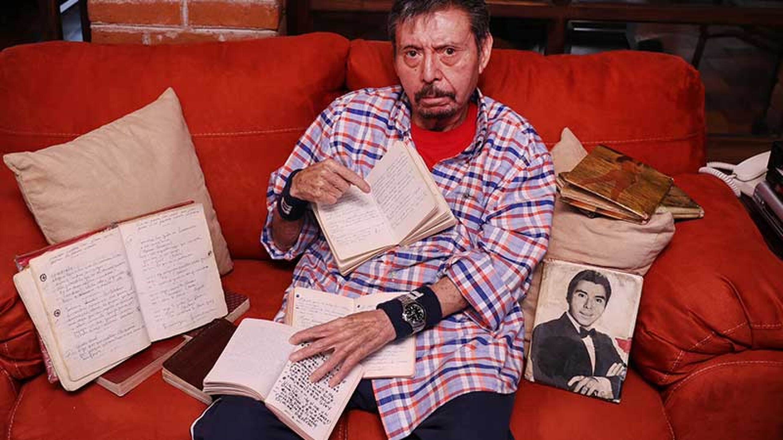 Flavio tiene cientos de chistes en libretas.