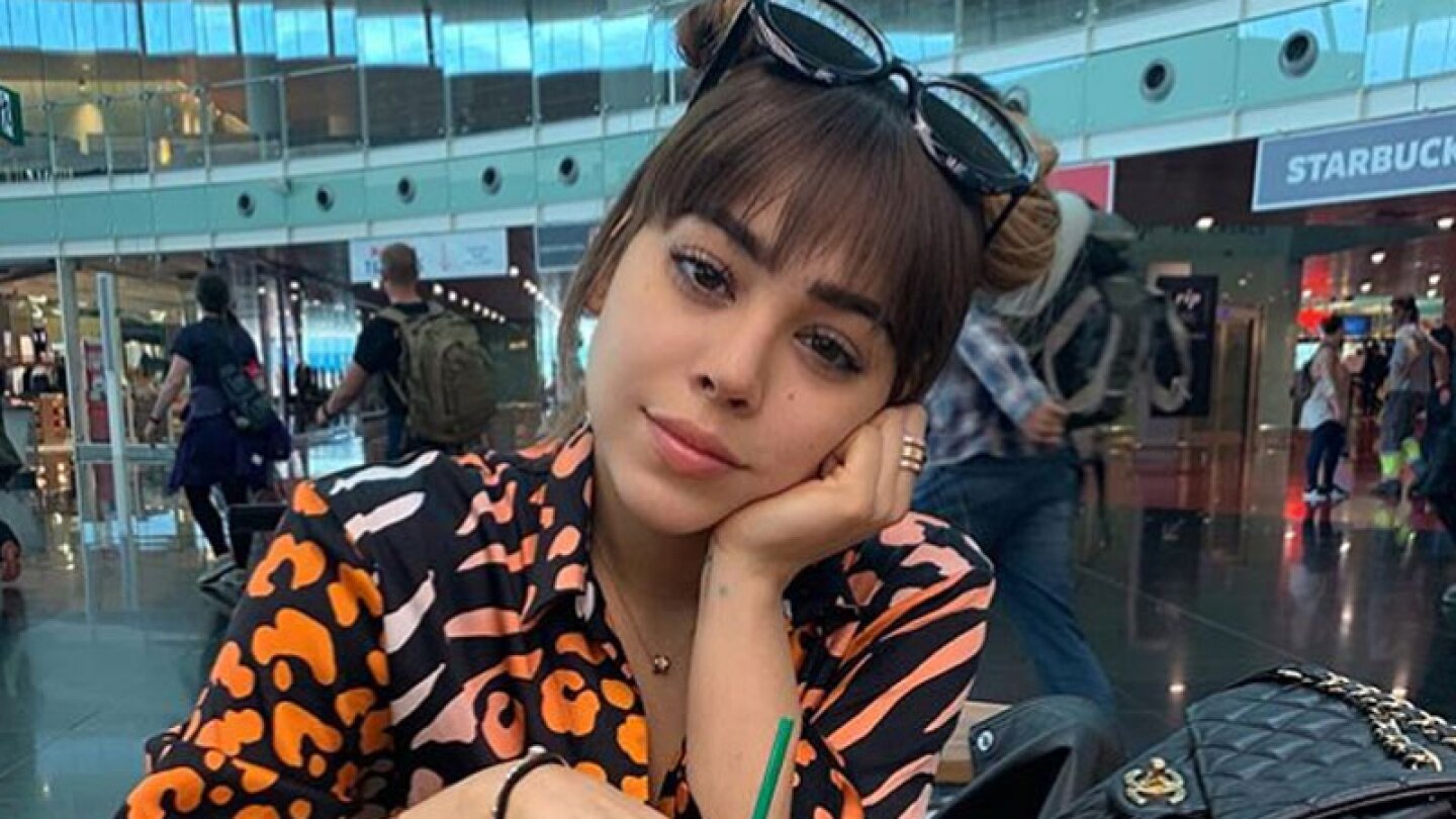 La guapa cantante lució un traje de baño azul con el que recibió muchas críticas.
