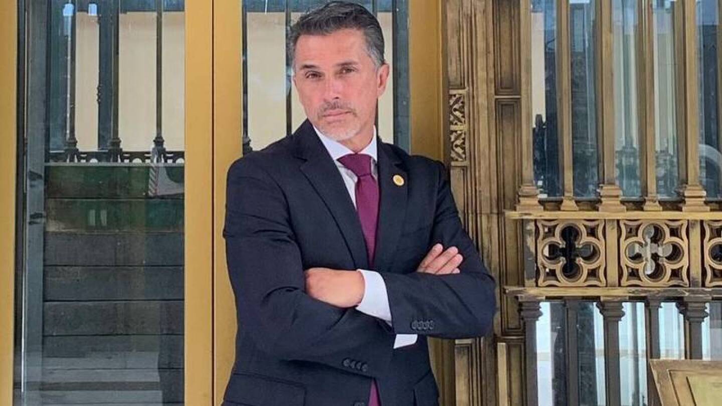 Mayer prepara libro biográfico