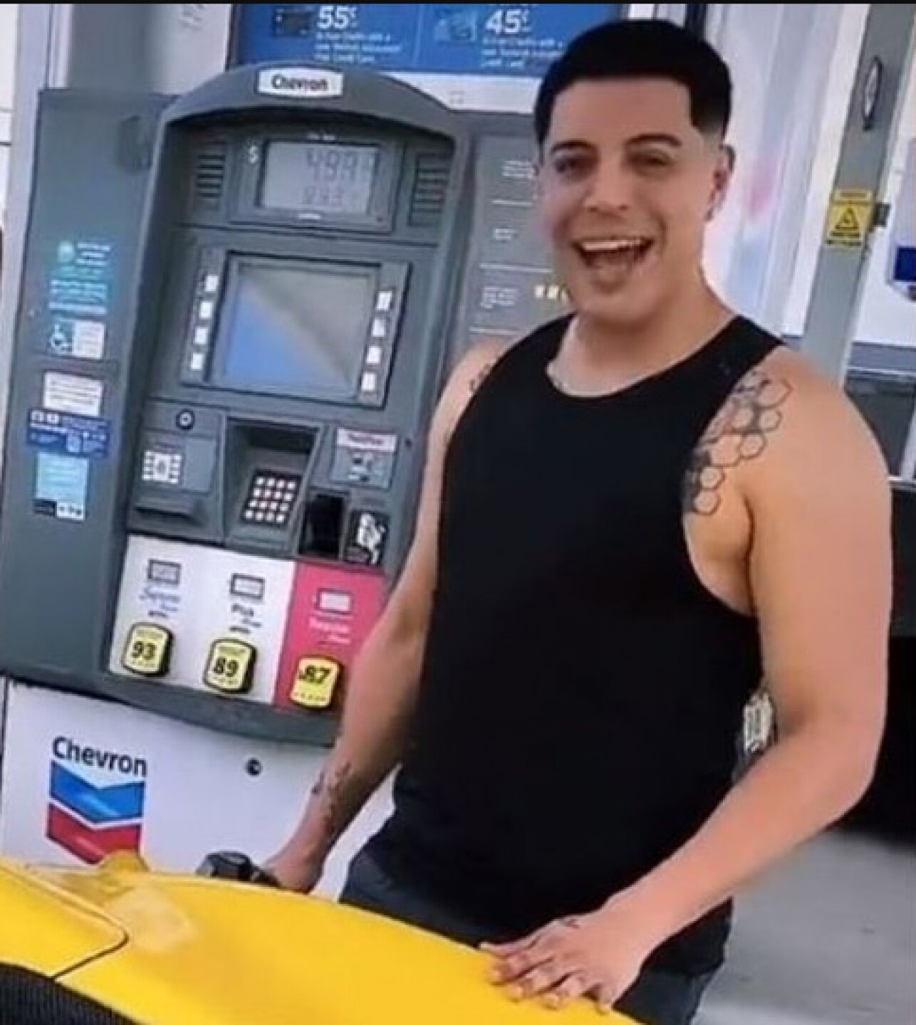 Eduin Caz revela que su Ferrari gasta mucha gasolina