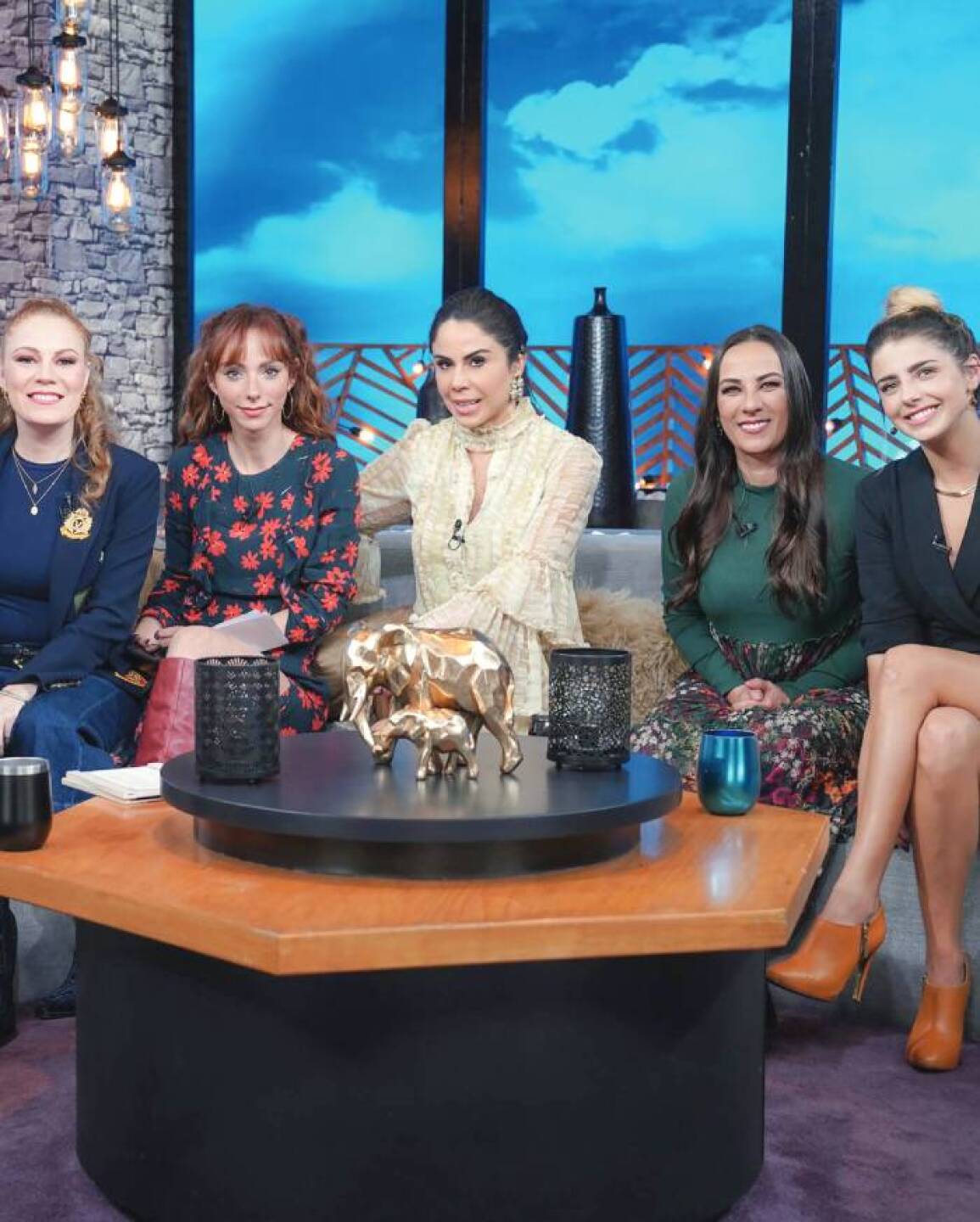 Rojas no quiere dejar atrás 'Netas Divinas', pero si se va a TV Azteca, no podrá seguir en el programa.