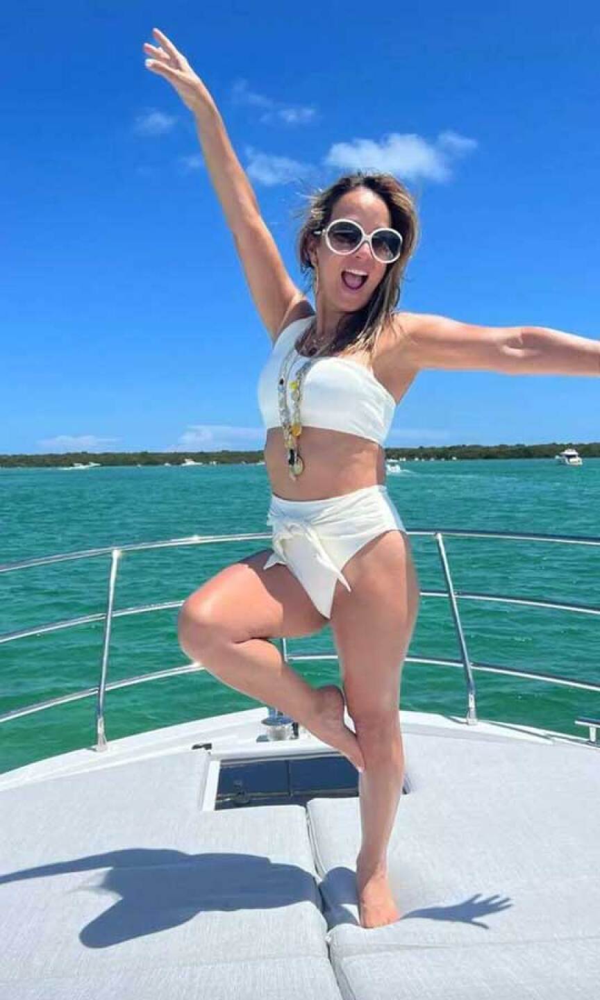 Adamari López se deja ver como nunca en bikini