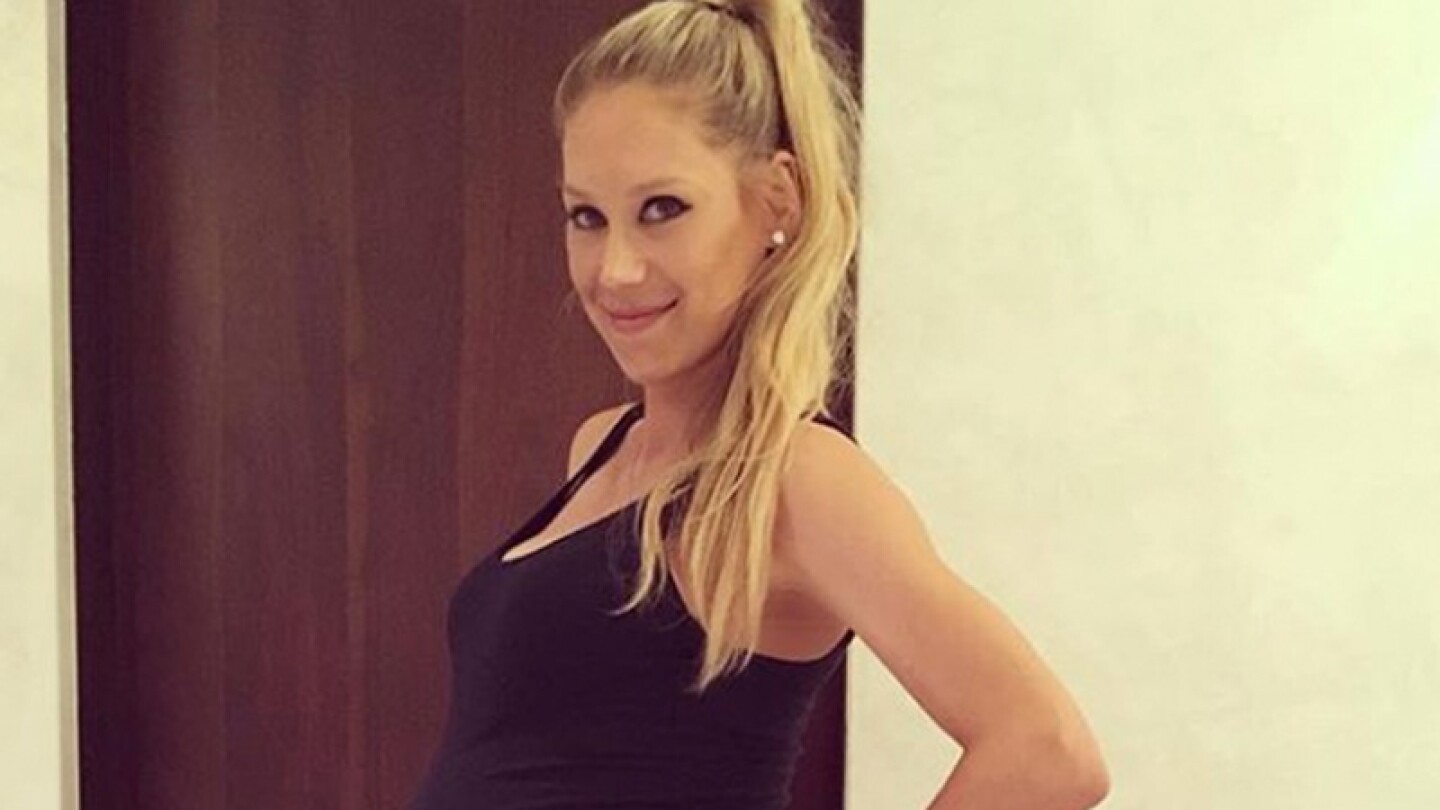 Anna Kournikova comparte foto de su pancita
