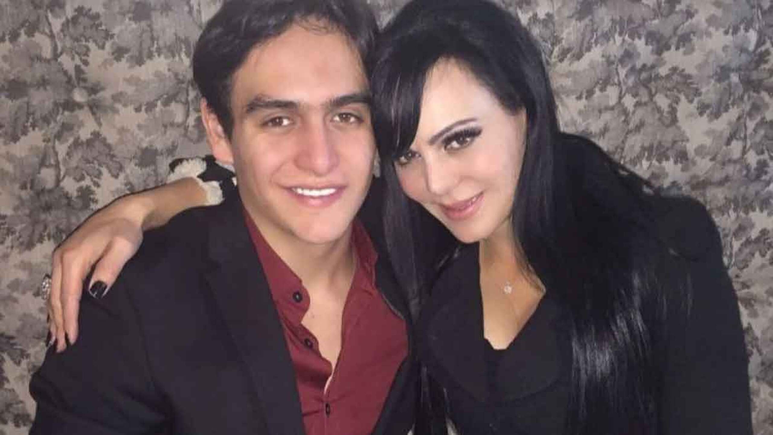 Maribel Guardia y Julián Figueroa abrazados manifestación