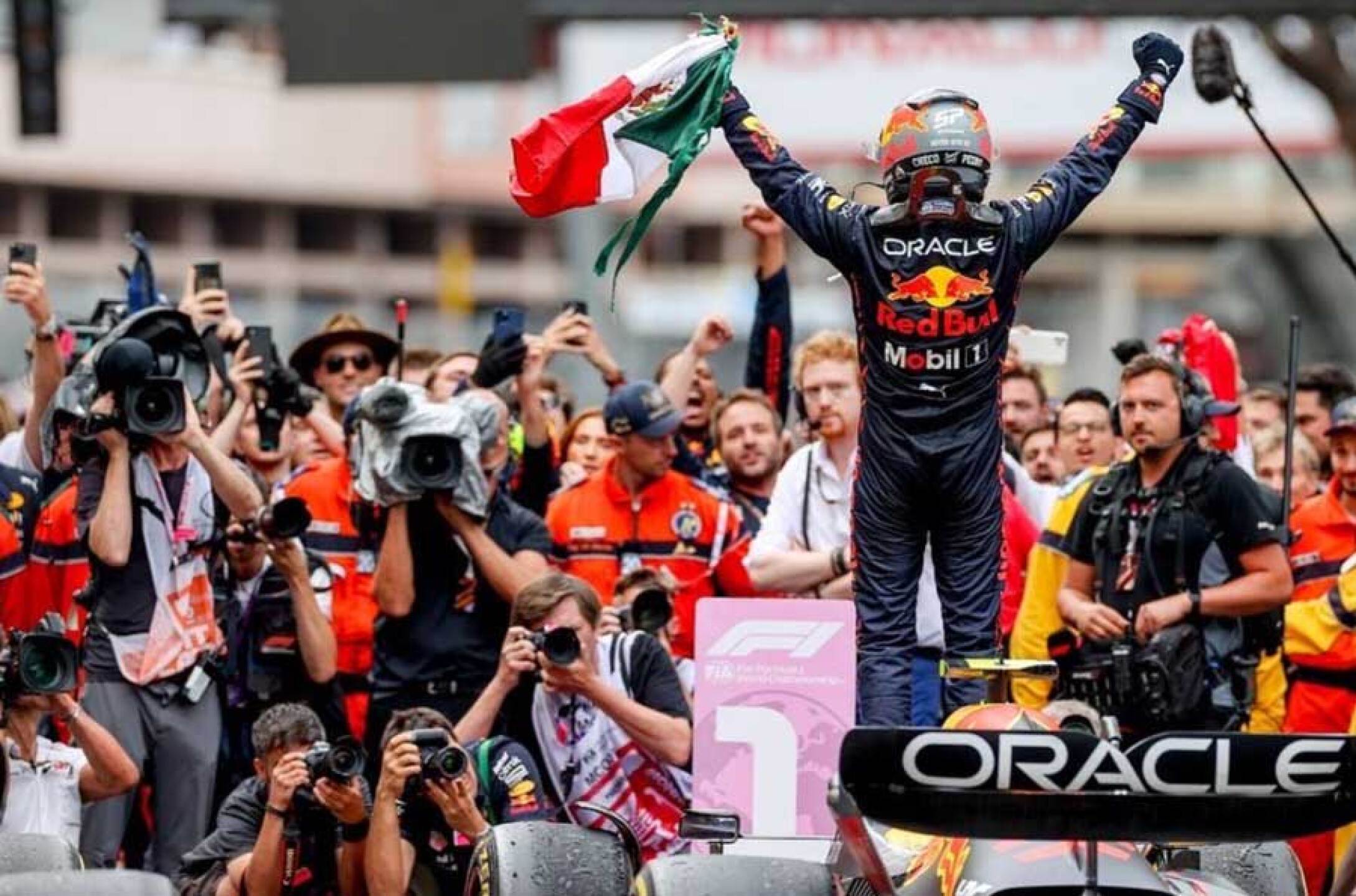 Checo Pérez celebra triunfo con Felipe Calderón en Mónaco con clavado