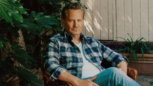 Matthew Perry más grande 2023 sentado composición portada