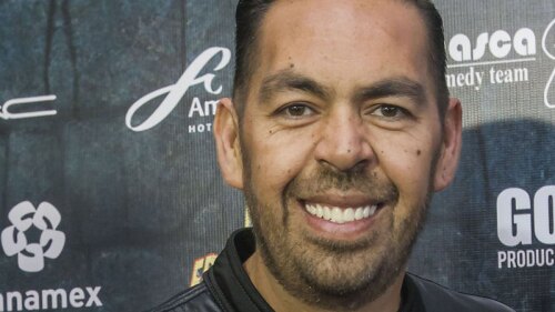 Pero deja entrever distanciamiento con su madre y hermanos.