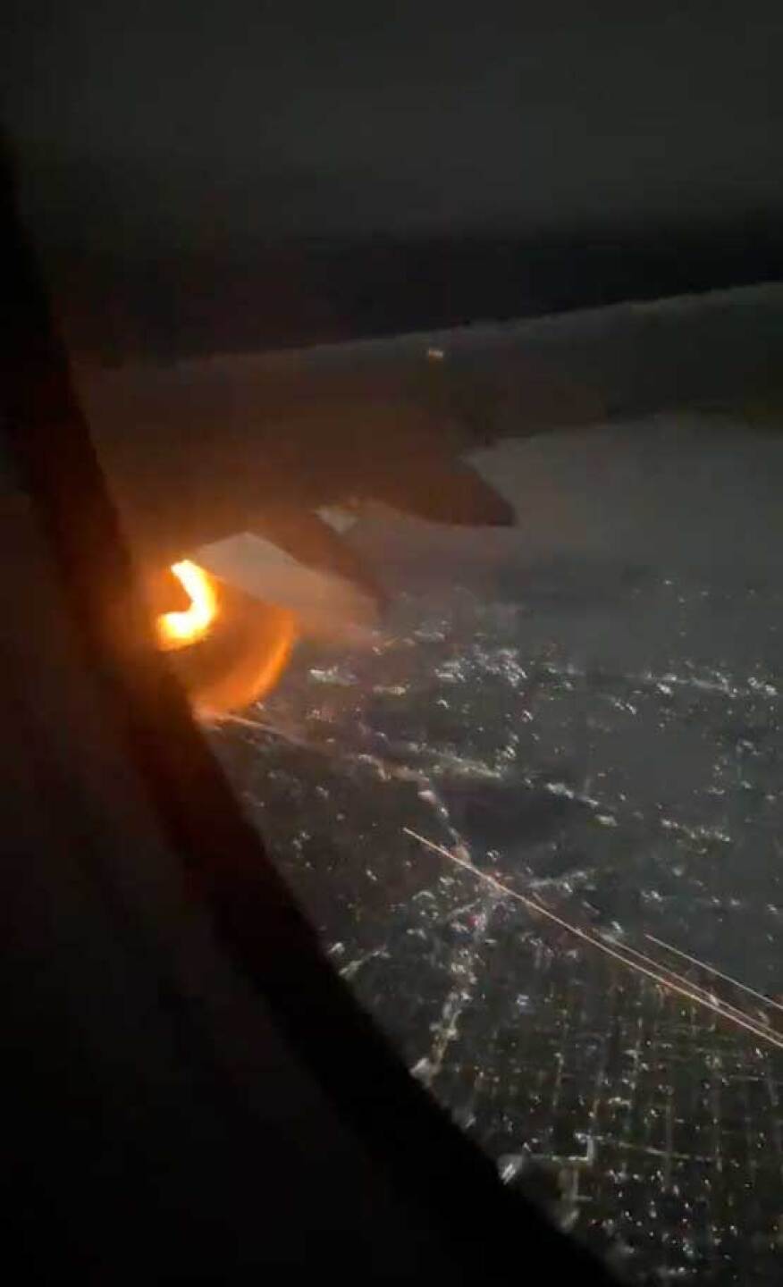 Motor de avión de Viva Aerobus arde en llamas en pleno vuelo: video
