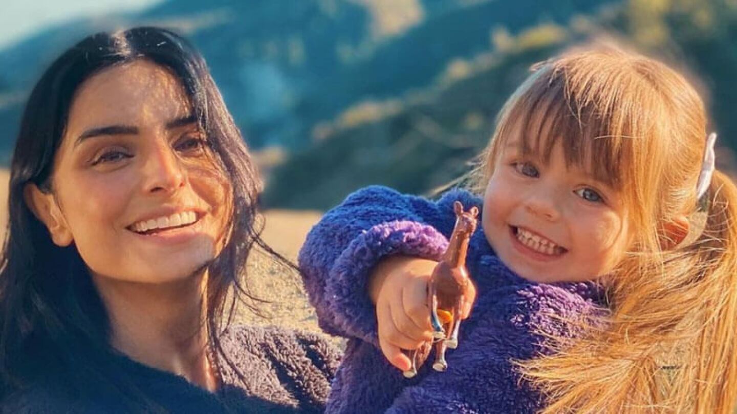 Aislinn Derbez feliz de estar de regreso en casa con su hija