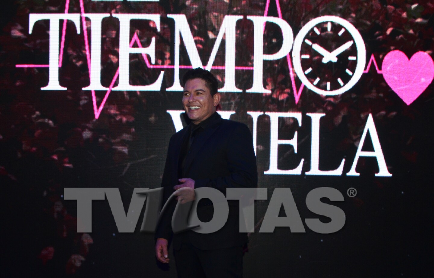 Ernesto Laguardia, busca crear conciencia sobre el cáncer de mama