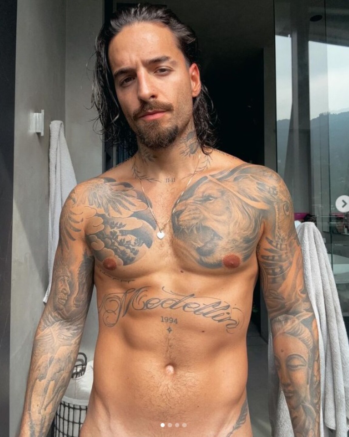 Maluma recién bañado torso sin ropa.jpg