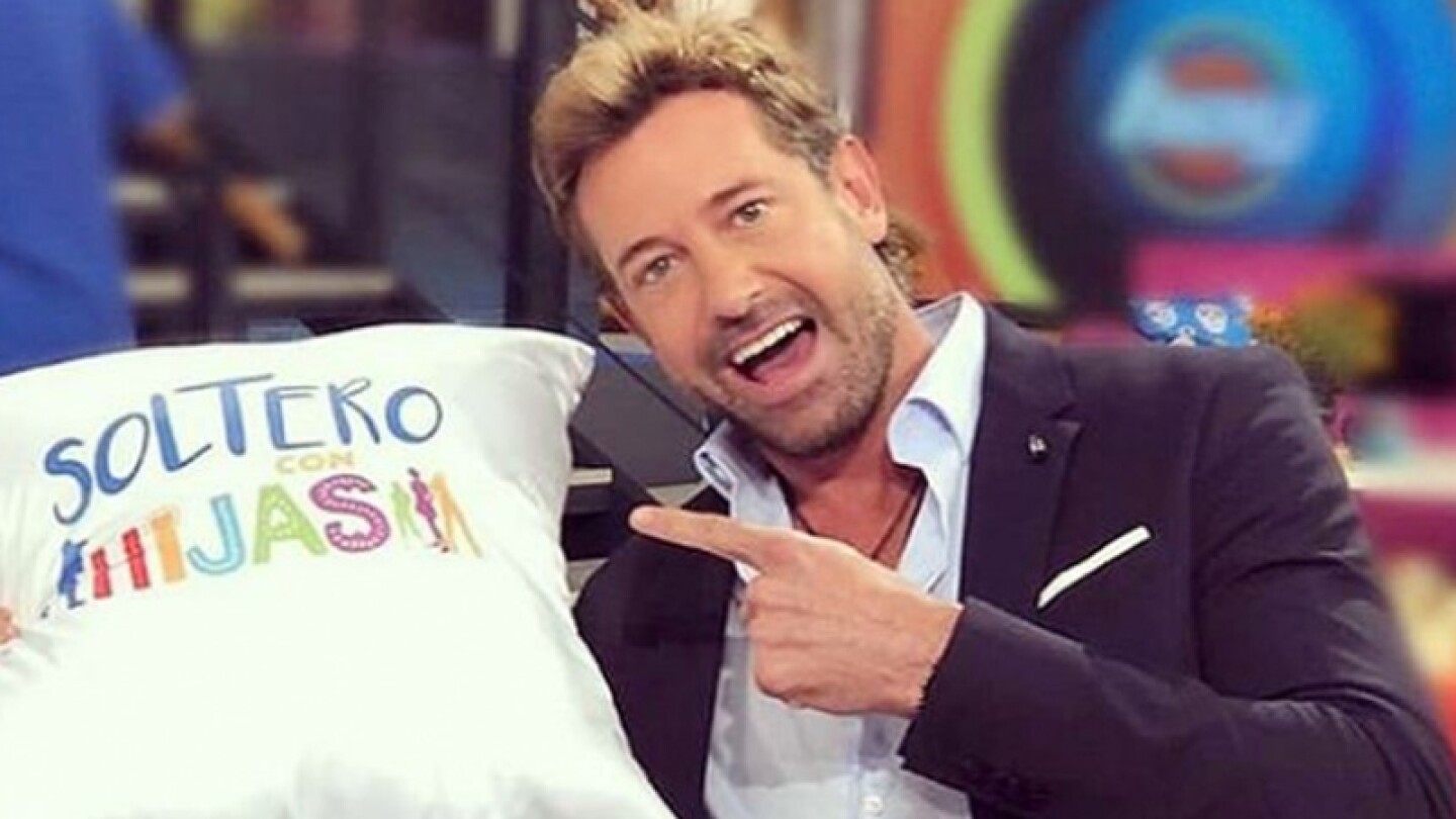 En entrevista Gabriel Soto le toca la pierna a una conductora