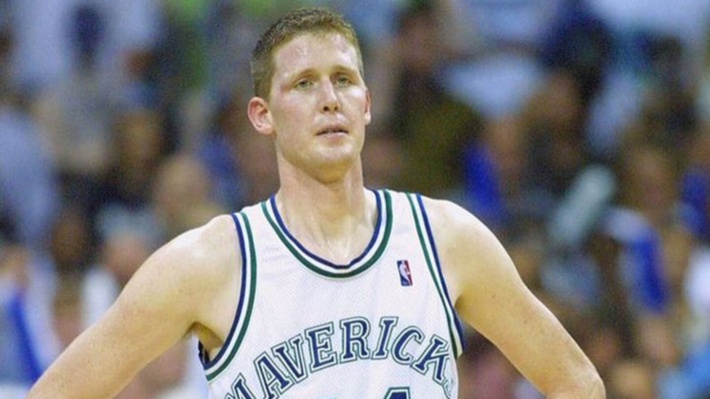 Shawn Bradley fue embestido por un auto