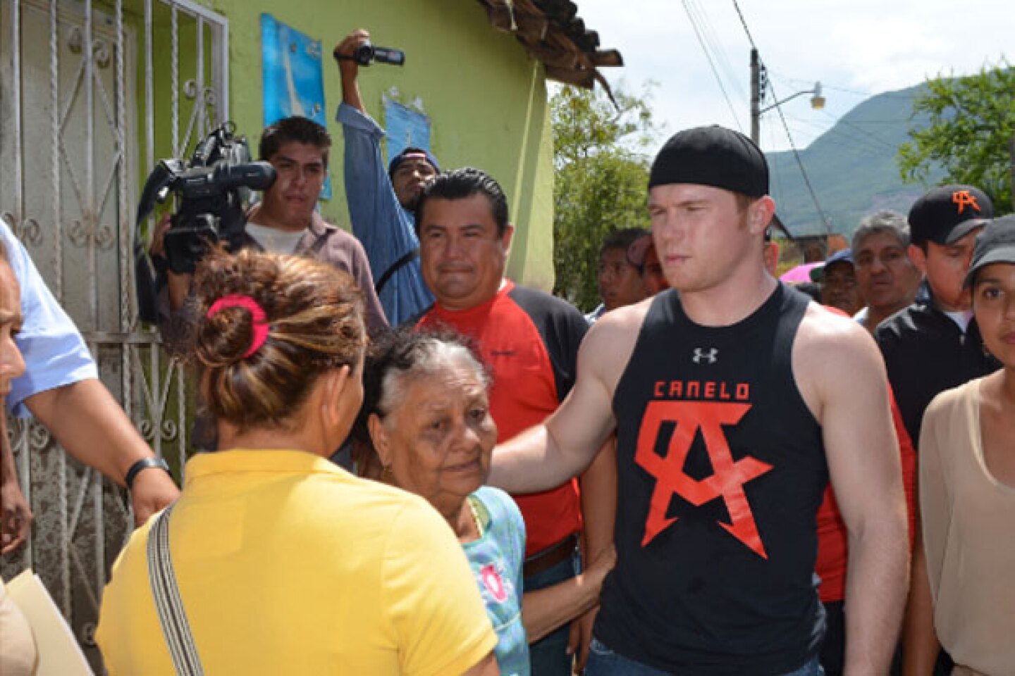 El 'Canelo' tendiendo una mano a los más necesitados.