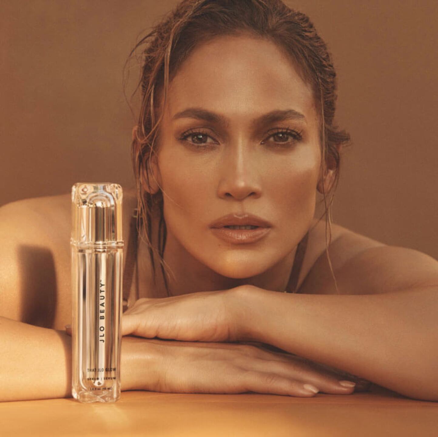 Jennifer Lopez presenta línea de cuidados de la piel